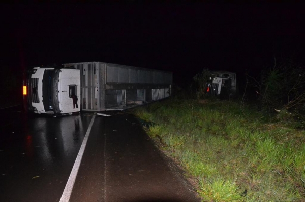 A força do vento tombou dois caminhões porcadeiros. (Fotos: Máxima FM)