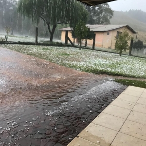 Granizo atingiu cidades do Oeste (Foto: Defesa Civil/Divulgação)