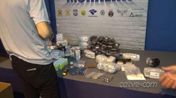 Motorista acompanhou a fiscalização, mas negou ser dono dos remédios apreendidos. (Fotos: Catve)