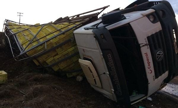 O motorista de 32 anos do caminhão sofreu alguns ferimentos. (Foto:PRE)