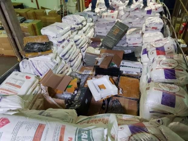 Os produtos apreendidos e o caminhão foram encaminhados ao deposito da Receita Federal. (Foto: Catve)