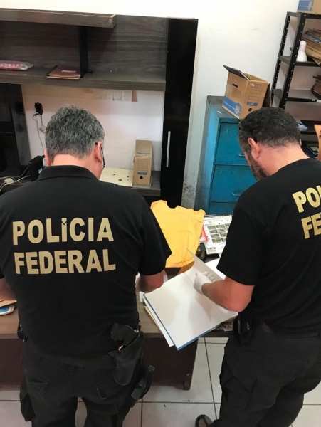 Agentes cumprem mandados de busca e apreensão contra esquema ilegal de fraude trabalhista (Foto: Divulgação/Polícia Federal )