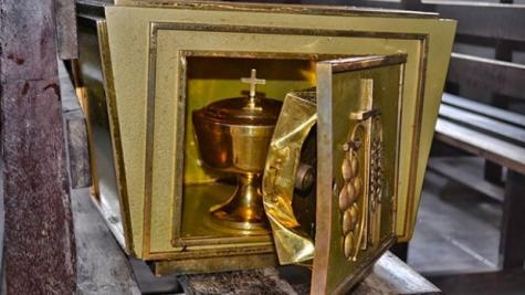 Os elementos adentraram a igreja, violaram o Sacrário. (Foto: O Diário)