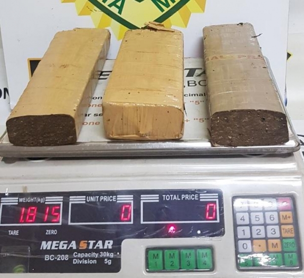 Pesados, os tabletes totalizaram 1,815 kg.(Foto:BPFRON)