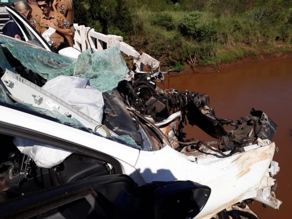 Por pouco, carro quase cai no Rio Pirapó após bater contra ponte na PR-458, em Flórida (Foto: Samu/Divulgação)