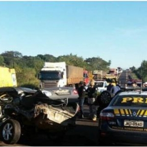 O Corola ficou praticamente destruído.(Foto: PRF e Divulgação )