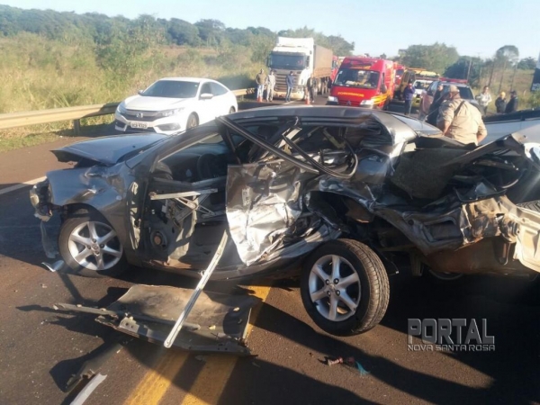 O Corola ficou praticamente destruído.(Foto: PRF e Divulgação )