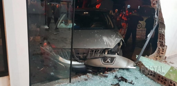 Pelo menos 3 pessoas estavam no carro e evadiram-se do local.(Fotos:Portal Palotina)