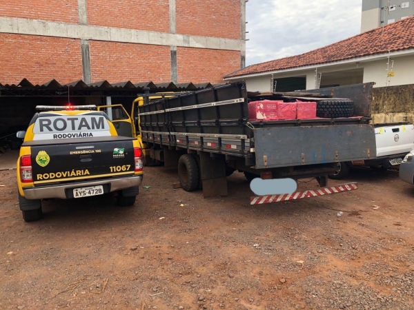 o veículo juntamente com os pneus e bebidas foram encaminhados para a Delegacia da Receita Federal em Guaíra. (Fotos: PRE)