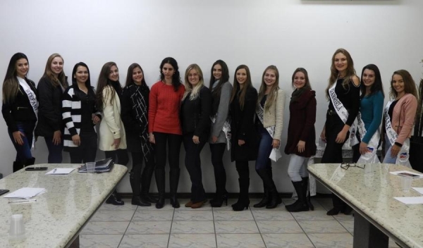 Encontro ocorreu na sala de reuniões da prefeitura (Foto: Divulgação )