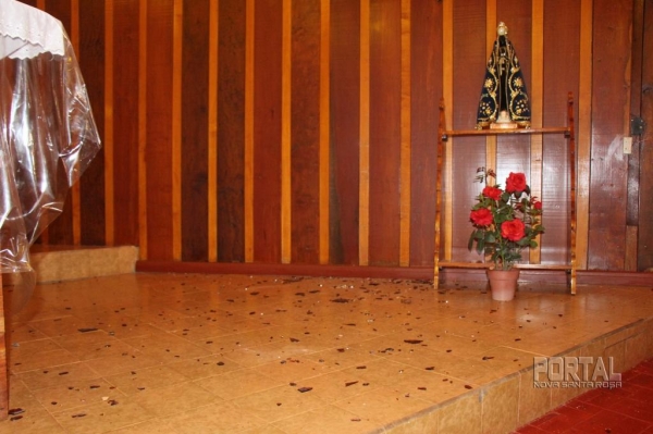 Provavelmente o ato de vadalismo ocorreu no final de semana. (Fotos: Portal Nova Santa Rosa)