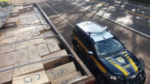 Avaliada em R$ 2,2 milhões, a carga ilícita estava dentro uma carreta bitrem. (Foto: PRF)