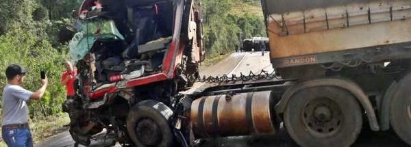Com o impacto o caminhão tombou atravessado na pista. (Fotos: Tá Sabendo)