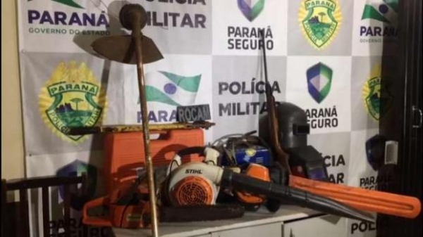 Roçadeiras, serra elétrica e diversos outros produtos, além de uma espingarda de pressão foram recuperados. (Foto:PM)
