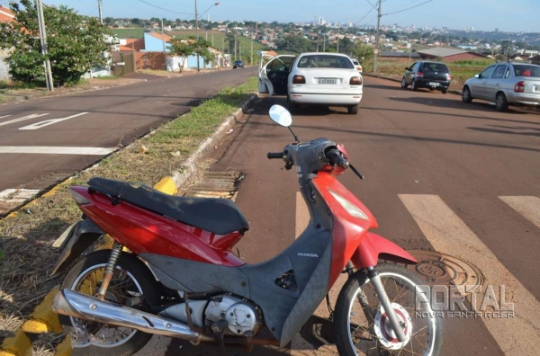 A condutora da moto foi socorrida. (Foto: Bogoni)