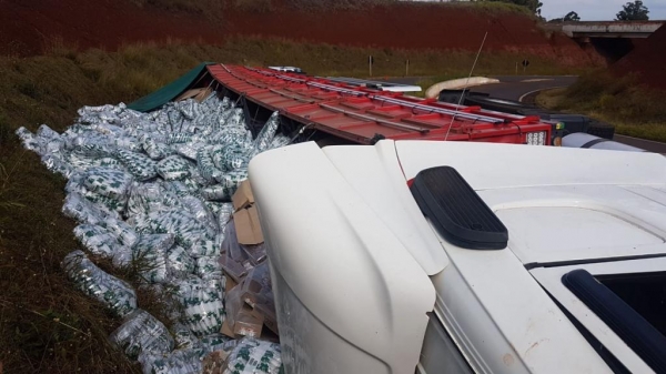 Um caminhão carregado com leite em pó tombou.(Fotos: CGN)
