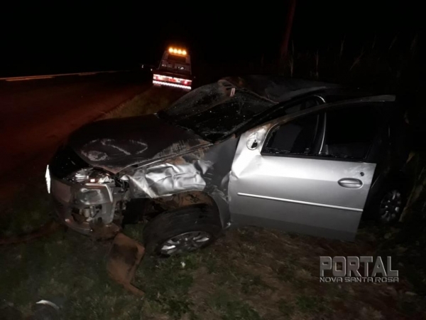 Devido ao impacto da colisão, os quatro ocupantes do veículo Logan resultaram com ferimentos . (Fotos: PRE)