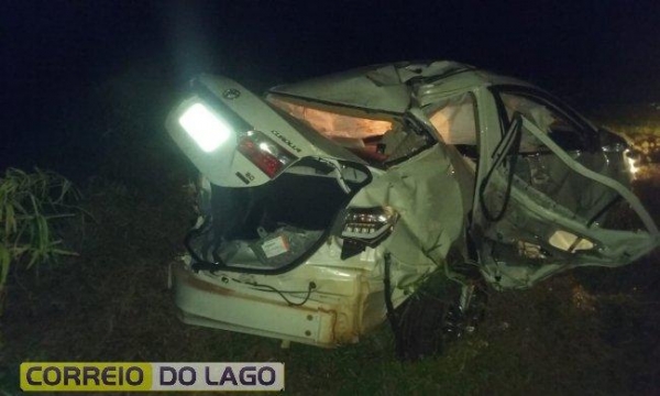 O veículo ficou destruído.(Foto: Correio do Lago)