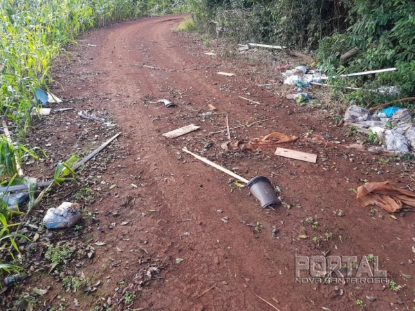 Garrafas pet, lixo caseiro, calçados, entulhos e até animais mortos estão espalhados. (Fotos: Colaborador)
