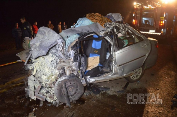 Com o impacto, três ocupantes do Siena morreram na hora. (Fotos:Bogoni) 