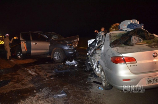 O carro seguia sentido a Toledo, quando o condutor perdeu o controle da direção e atingiu de frente uma caminhonete Ford Ranger. (Fotos: Bogoni)