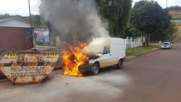 Maycon Corazza CGN 27 Junho 2018 | 15h52min Um veículo Fiorino ficou com parte dianteira destruída por um incêndio na tarde desta quarta-feira (27) na Região do Lago, em Cascavel.  O motorista seguia pela Rua Bom Jesus, quando acabou batendo com o carro em uma caçamba de entulhos que estava no acostamento.  PUBLICIDADE  inRead invented by Teads Após a batida, o fogo no automóvel teve início e rapidamente se alastrou.(Foto:CGN)
