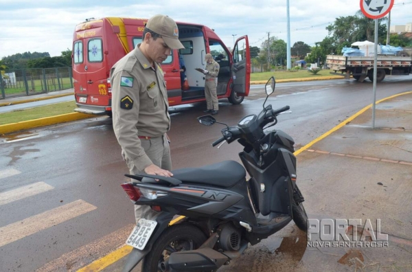 A condutora de 31 anos sofreu a queda. (Foto: Bogoni)