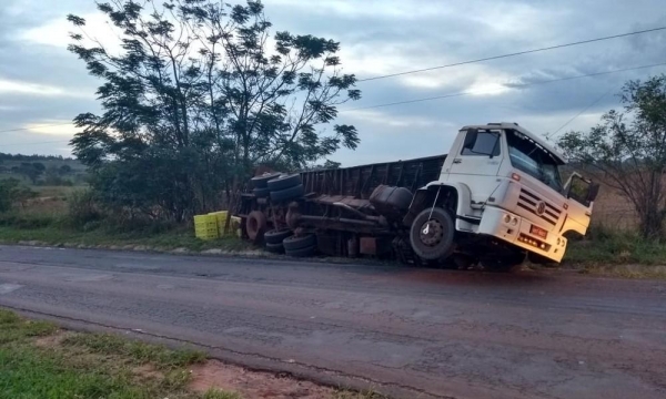 Carroceria de caminhão tombou na PR-218, em Mirador, no noroeste do Paraná, na tarde desta quarta-feira (27) (Foto: Polícia Rodoviária Estadual/Divulgação)
