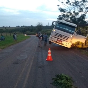 Caminhão transportava frangos e parte da carga caiu para fora da pista, na PR-218, em Mirador (Foto: Polícia Rodoviária Estadual/Divulgação)