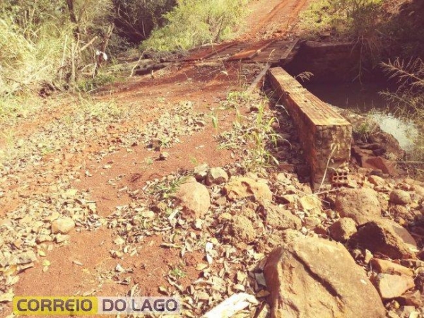 Os moradores tentam solucionar o problema, que se arrasta desde o ano de 2014. (Foto: Correio do Lago)