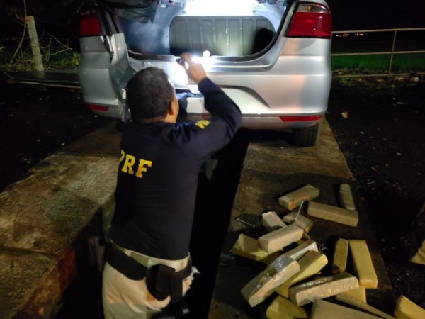 A droga estava em um fundo falso. (Fotos:PRF)