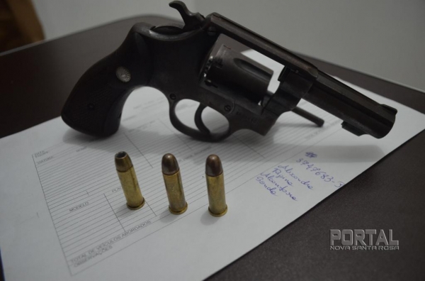 Um revólver Taurus, calibre 38 foi apreendido.(Foto: Bogoni)