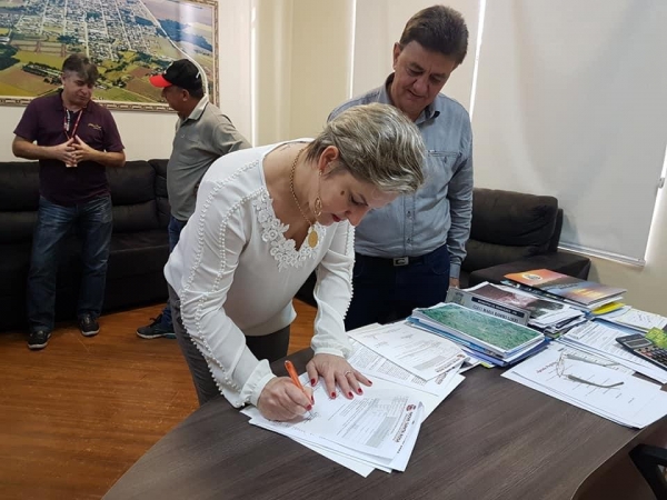 Participaram da solenidade de assinatura, além da prefeita de Mercedes Cleci Rambo Loffi e seu vice Edson Schug, o prefeito de Nova Santa Rosa Norberto Pinz. (Foto: Divulgação)