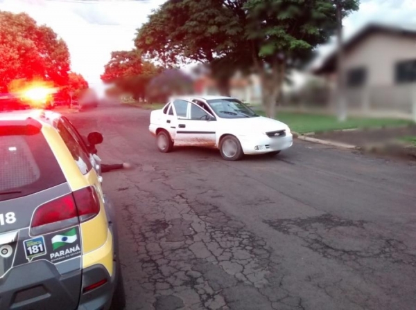 O Corsa foi abandonado no meio da rua. (Foto: Aqui Agora)