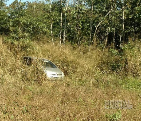 O veículo foi roubado na terça-feira (26). (Fotos: BPFRON)