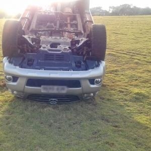 A Hilux, com placa da cidade, foi deixada no local com as chaves (Foto: AquiAgora.net )