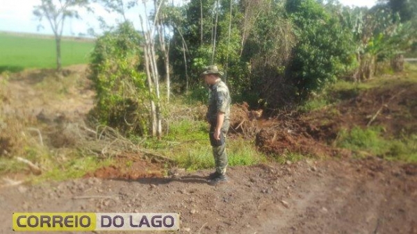 A ação ocorreu após os militares perceberem uma área com grande movimentação do solo.(Foto: Polícia Ambiental)