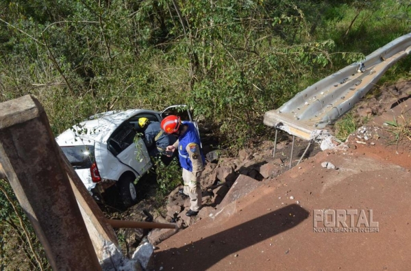 A motorista foi socorrida pelo corpo de bombeiro. (Foto: Bogoni)