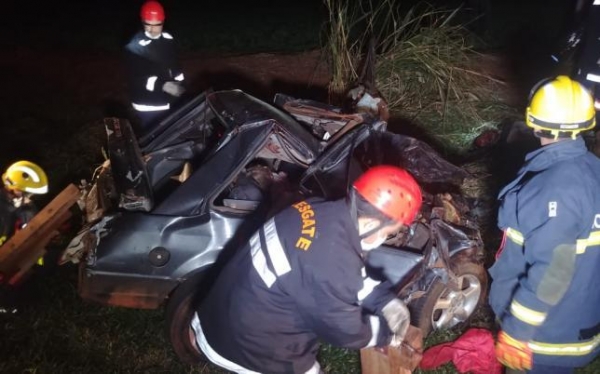 Conforme informações apuradas pela PRF, a causa do acidente teria sido um racha entre duas carretas. (Fotos: Tribuna do interior)
