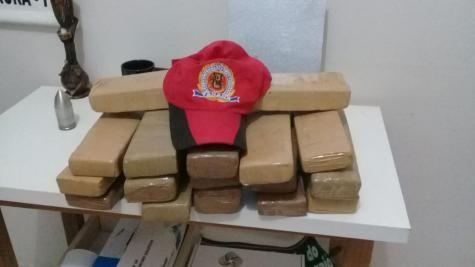 Na mala que ele transportava estavam 17 tabletes de maconha . (Foto: PRE)