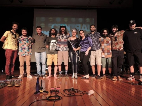 A atração “Sete Bilhões de Vozes” trouxe para o palco um repertório que integrou afrobeat, dub, funk, reggae, choro e rock (Foto: Assessoria )