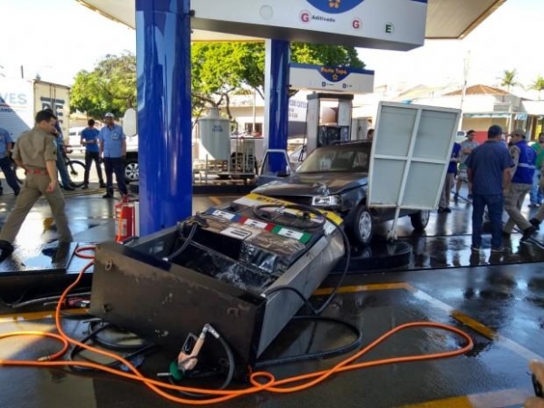 O perímetro foi isolado e funcionários do posto lavaram o piso para eliminar resíduos de combustíveis e o risco de explosão. (Fotos: O Bemdito)