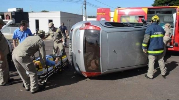 Com o impacto da batida o Palio tombou no meio do cruzamento. (Foto: Catve)