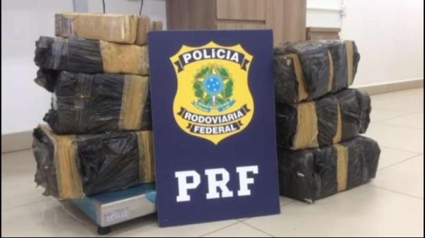 A droga estava dividida em tabletes dentro do Chevrolet Astra.(Foto: Catve)