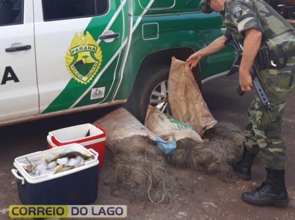 Polícia Ambiental detém quatro pessoas com barco, redes e mais de 30 quilos de peixes no interior de Santa Helena. (Foto: Polícia Ambiental)