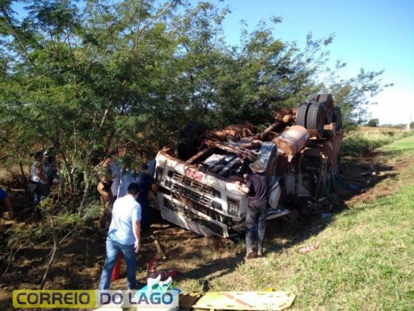 O condutor foi encaminhado para o Hospital Municipal de Diamante d\'Oeste.(Fotos: Correio do Lago)