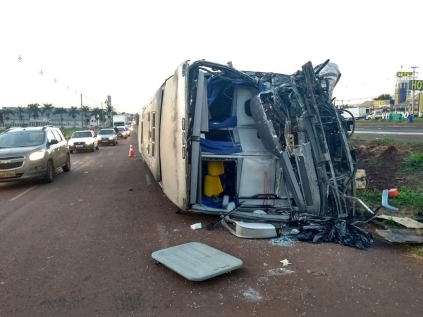 Acidente entre ônibus e caminhão deixa morto e feridos na BR-376, em Marialva (Foto: João Dutra/RPC)