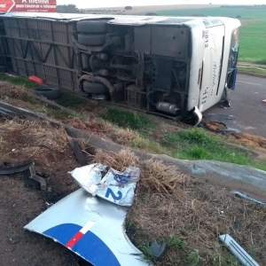 Motorista do ônibus, de 42 anos, morreu na hora (Foto: João Dutra/RPC)