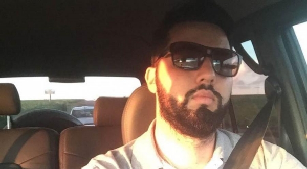 A caminhonete foi parar dentro do ginásio e ficou completamente destruída (Foto: Divulgação )