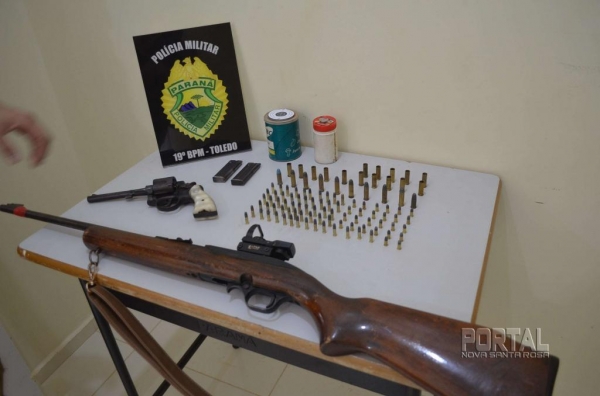 Uma carabina, um revólver e munições foram encontrados. (Foto: Bogoni)